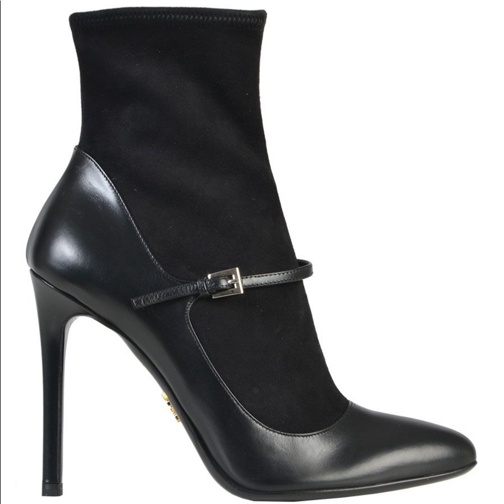 💯 Prada Women's Black Leather booties